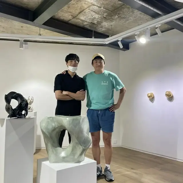 ウェブトゥーン作家「ギアン84」、”イケメン”キム・チュンジェの作品よりも視線を奪う「衝撃のお腹ズボン」（画像提供:wowkorea）