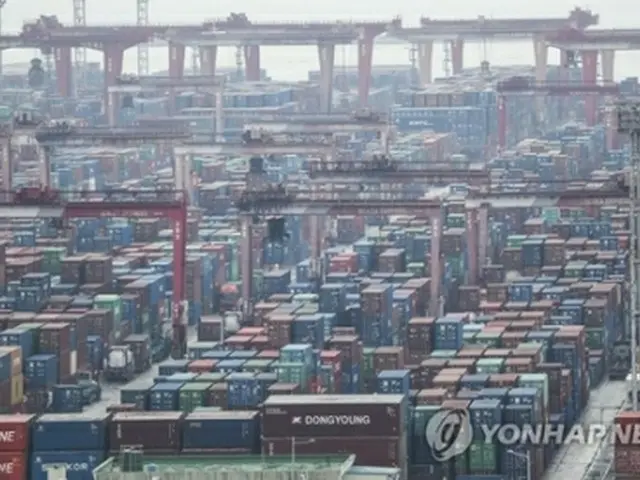 コンテナが積み重なる釜山港（資料写真）＝（聯合ニュース）