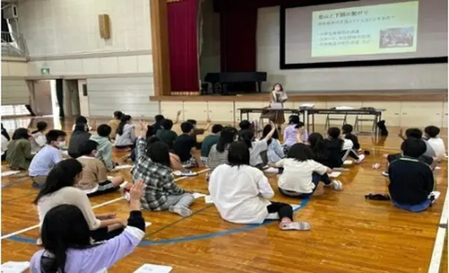 向井小で行われた事前授業の様子（釜山市提供）＝（聯合ニュース）≪転載・転用禁止≫