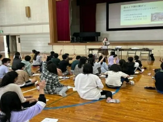 向井小で行われた事前授業の様子（釜山市提供）＝（聯合ニュース）≪転載・転用禁止≫