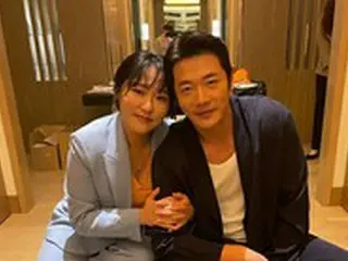 俳優クォン・サンウ、女優キム・ヒョンスクと腕を組んで仲良しショット…笑っているけど笑ってない？
