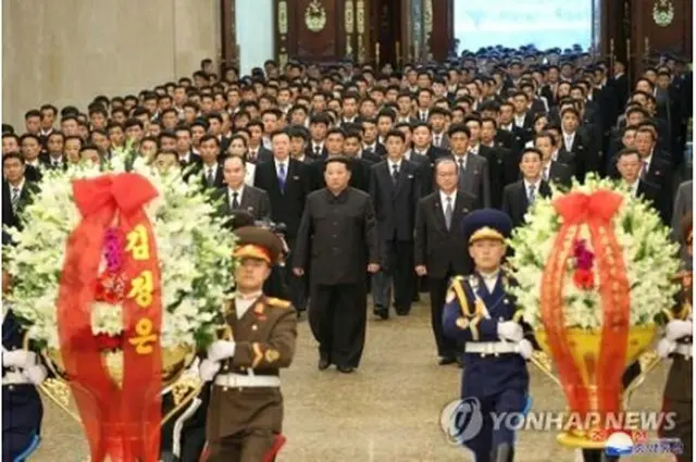 錦繍山太陽宮殿を参拝する金正恩氏（中央）ら＝（朝鮮中央通信＝聯合ニュース）≪転載・転用禁止≫