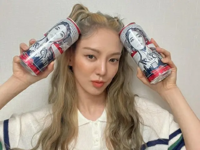 ヒョヨン（少女時代）、”先輩”BoAのオリジナルビールと記念撮影（画像提供:wowkorea）