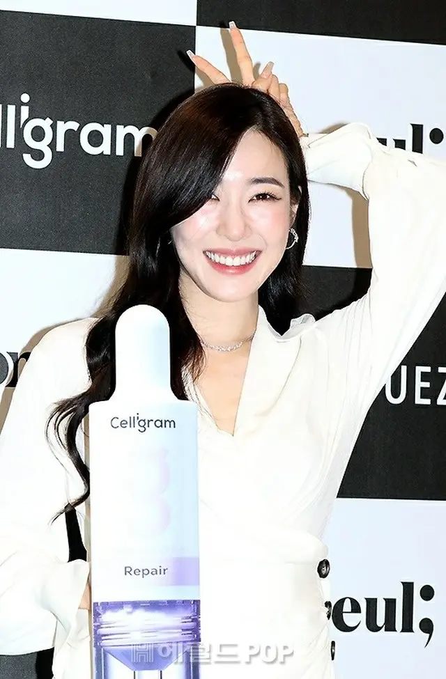 ティファニー（少女時代）、K-POPアイドルの中で流行中の「ルピーピース」でポーズ（画像提供:wowkorea）