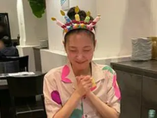 女優キム・ゴウン、焼肉屋でお酒を飲みながら誕生日パーティー…屈託のない笑顔