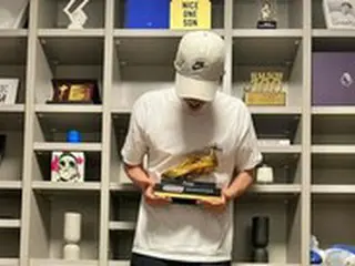 俳優コン・ユ、“プレミアリーグ得点王”ソン・フンミン選手の“黄金のスパイク”を手に…
