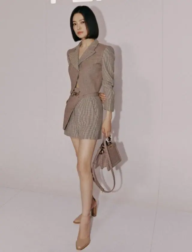 “国宝級の美貌”女優ソン・ヘギョ、ウエストチラ見せ＆スラリ脚線美でパリを席巻？（画像提供:wowkorea）
