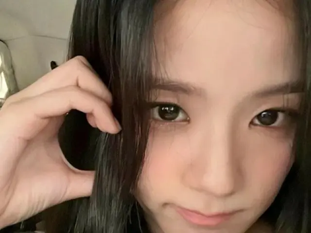 JISOO（BLACKPINK）、「クラス」が違う美しさ…”人間高級ブランド”の美貌で放つ頬ハート（画像提供:wowkorea）
