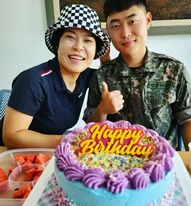 タレントのチョ・ヘリョンが軍服務中の息子キム・ウジュさんの誕生日を祝うため、面会に行った。（画像提供:wowkorea）