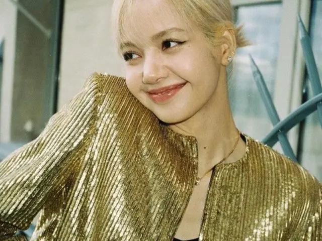 LISA（BLACKPINK）、ゴールドより輝くラブリーすぎる笑顔と大人の雰囲気で反転魅力公開（画像提供:wowkorea）