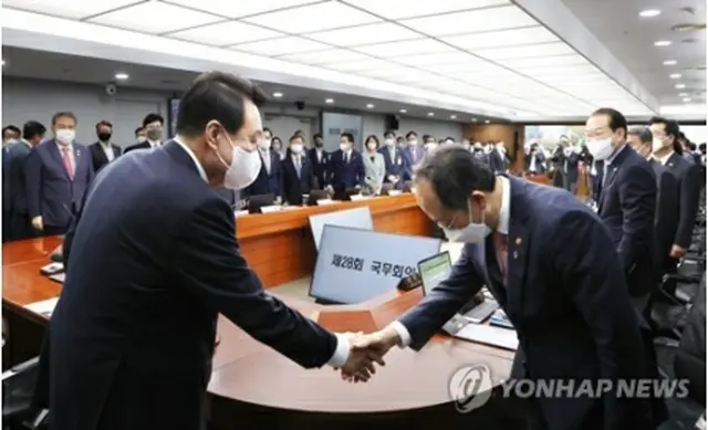 6月21日の閣議であいさつする尹大統領（左）と秋経済副首相（資料写真）＝（聯合ニュース）