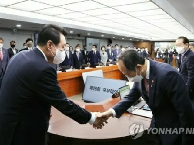 6月21日の閣議であいさつする尹大統領（左）と秋経済副首相（資料写真）＝（聯合ニュース）