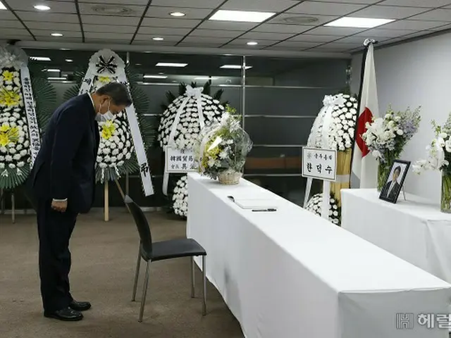 韓国の朴振外相が11日午前、ソウルの駐韓日本大使館に設置された安倍晋三元首相の焼香所を訪れ弔問をしている様子（画像提供:wowkorea）