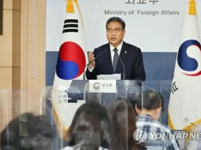 会見する朴振・外交部長官＝１１日、ソウル（聯合ニュース）