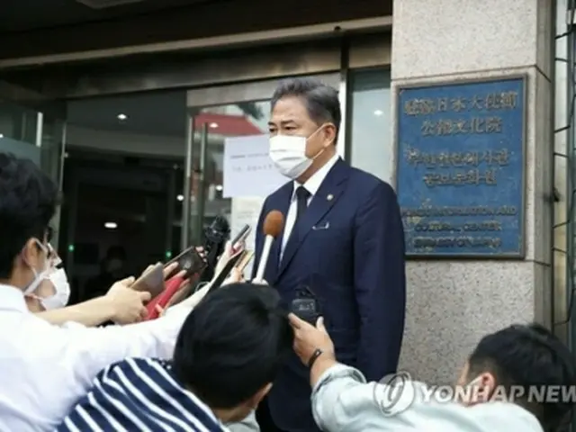 弔問を終え、報道陣の質問に答える朴氏（共同取材）＝１１日、ソウル（聯合ニュース）