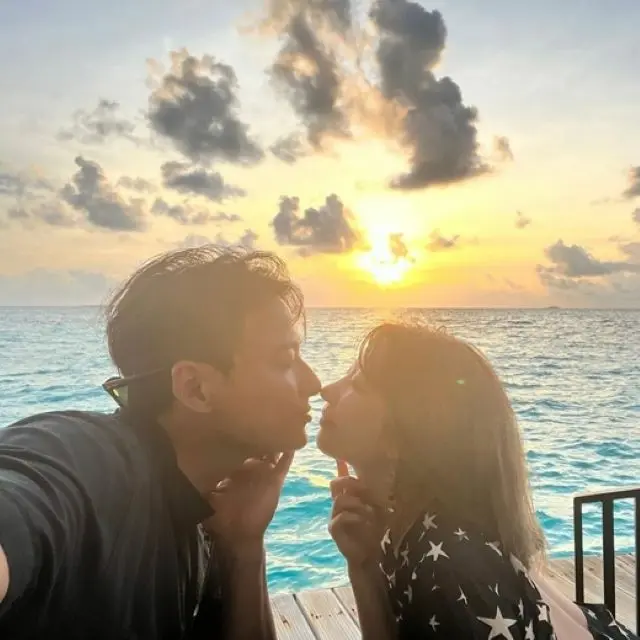 歌手イ・ジフン＆妻アヤネさん、キスまで何秒前？モルディブでのロマンティックな瞬間をキャッチ「このまま永遠に」（画像提供:wowkorea）