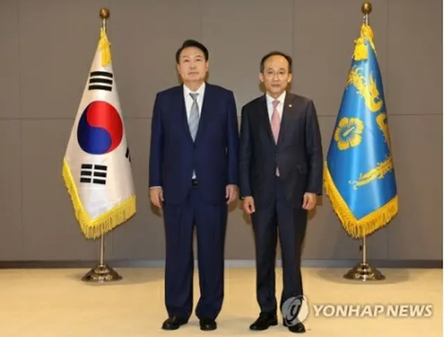 尹大統領（左）と秋慶鎬・企画財政部長官（資料写真）＝（聯合ニュース）