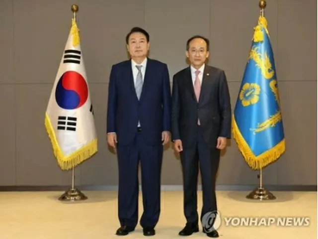 尹大統領（左）と秋慶鎬・企画財政部長官（資料写真）＝（聯合ニュース）