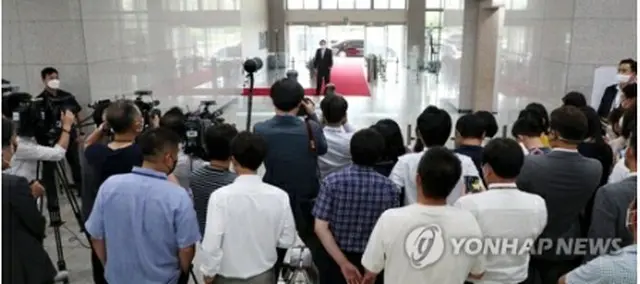 記者団と距離を取って質問に答える尹大統領（大統領室通信写真記者団）＝12日、ソウル（聯合ニュース）