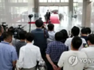 尹大統領　ぶら下がり会見再開＝コロナ感染防止のため記者団と距離取る