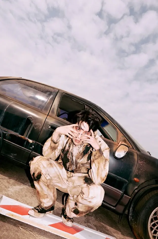 J-HOPE（BTS）、「Arson」追加コンセプトフォト公開、燃えた車に黒く焼けたジャンプスーツ（画像提供:wowkorea）