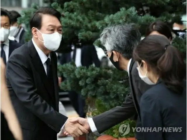 ソウルの日本大使館公報文化院を弔問に訪れた尹大統領（左）＝１２日、ソウル（聯合ニュース）