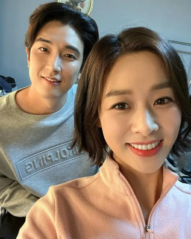 チャン・シニョン＆カン・ギョンジュン夫婦、いまだに新婚のような二人…撮影現場でのツーショット写真公開（画像提供:wowkorea）