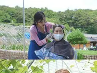 「少女時代」、顔と同じぐらい心もきれい…農村で「孫娘時代」に変身