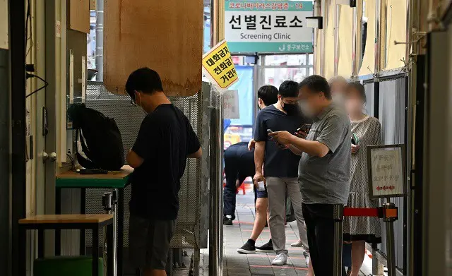 韓国ソウルの保健所内の選別診療所で、市民たちが検査を受けるため待機している様子（画像提供:wowkorea）