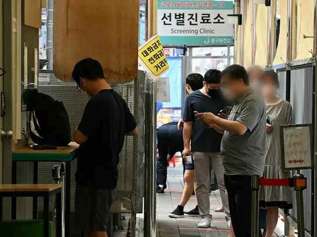 韓国ソウルの保健所内の選別診療所で、市民たちが検査を受けるため待機している様子（画像提供:wowkorea）