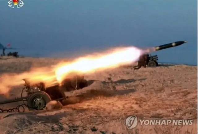 北朝鮮メディアが公開した放射砲発射の様子＝（聯合ニュース）≪転載・転用禁止≫