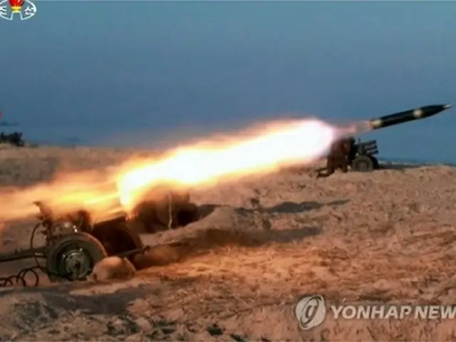 北朝鮮メディアが公開した放射砲発射の様子＝（聯合ニュース）≪転載・転用禁止≫