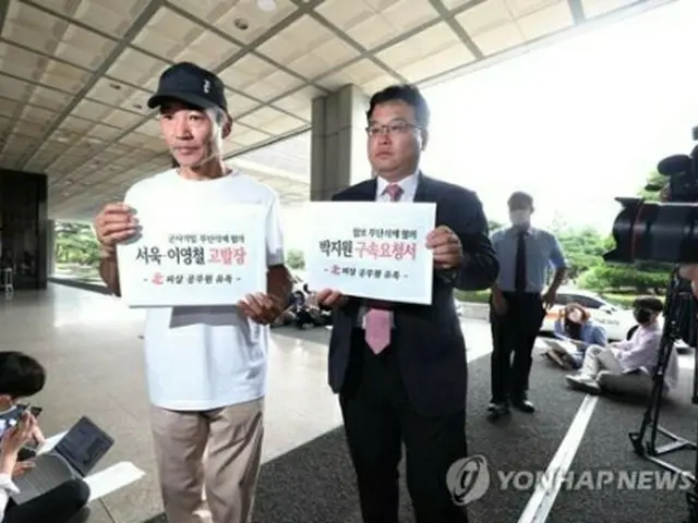 ８日、北朝鮮軍に射殺された男性の実兄（左）が国情院の朴前院長の拘束を求める意見書を提出するため、ソウル中央地検を訪れた＝（聯合ニュース）