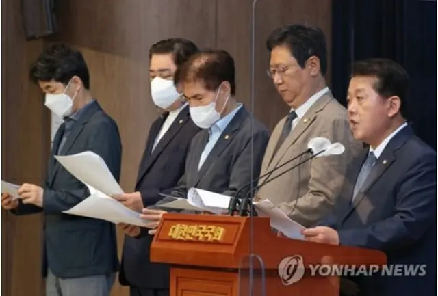 記者会見する共に民主党議員（国会写真記者団）＝１３日、ソウル（聯合ニュース）