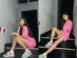 「Apink」のオ・ハヨン、座っていても際立つ9頭身ボディ…ピンクのウェア姿に輝く脚線美