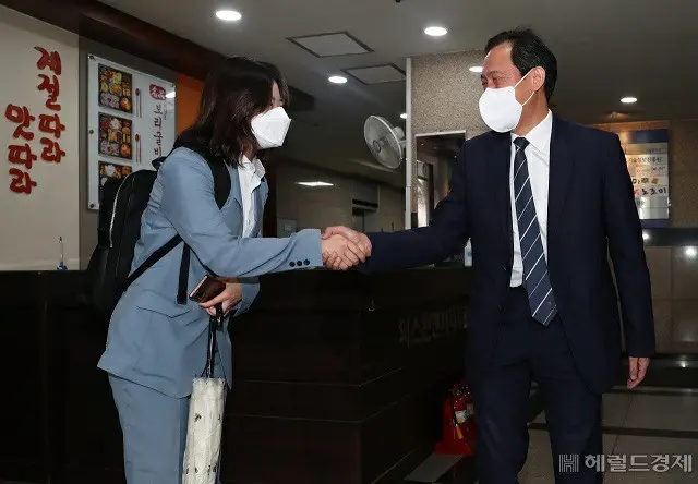 朴志玹、元共に民主党非常対策委員長（左）と禹相虎非常対策委員長（右）（画像提供:wowkorea）