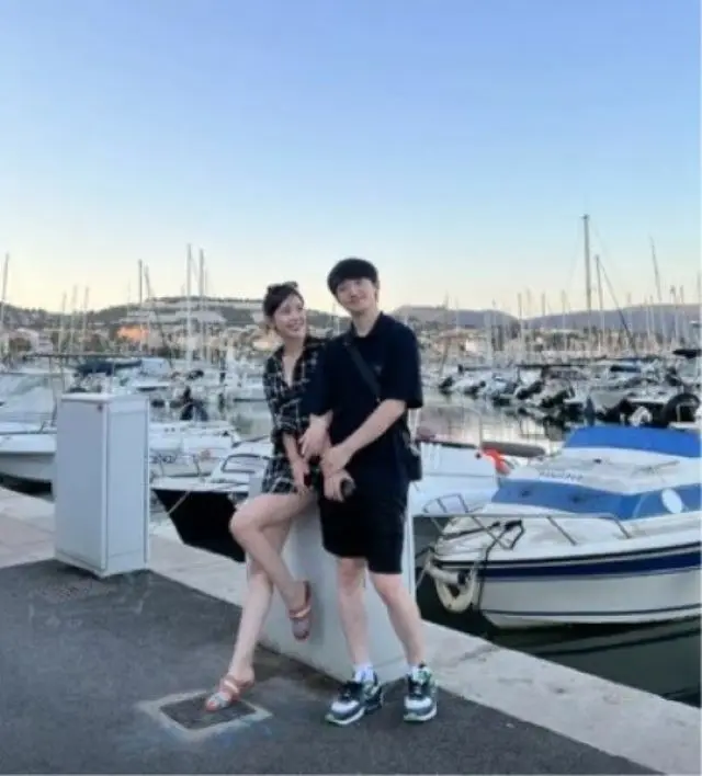 “カップルで海外旅行中”「女神降臨」のヤオンイ作家、まるでハネムーン？チョン・ソンウクとラブラブツーショット公開（画像提供:wowkorea）