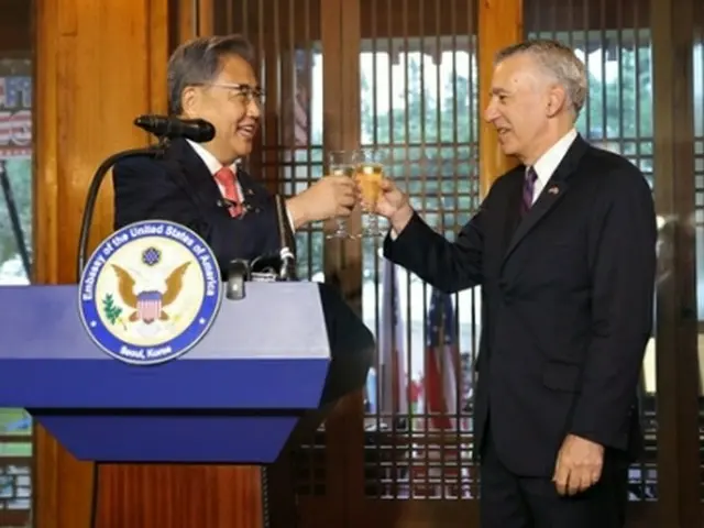 乾杯する朴振外交部長官（左）とゴールドバーグ氏（写真共同取材団）＝１３日、ソウル（聯合ニュース）