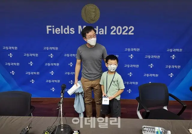 ホ・ジュニ教授（左）と、同教授の長男ホダンくん（右）（画像提供:wowkorea）