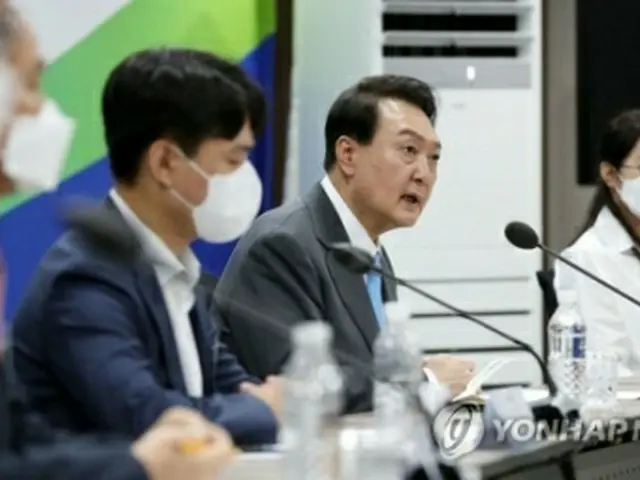 会議で発言する尹大統領（大統領室通信写真記者団）＝14日、ソウル（聯合ニュース）