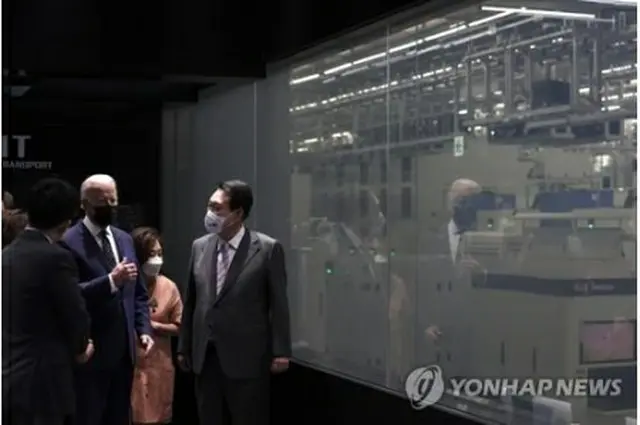 5月20日、ソウル近郊の京畿道平沢市にあるサムスン電子の半導体工場を訪れた米国のバイデン大統領（左）と韓国の尹錫悦（ユン・ソクヨル）大統領＝（聯合ニュース）