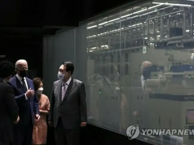 5月20日、ソウル近郊の京畿道平沢市にあるサムスン電子の半導体工場を訪れた米国のバイデン大統領（左）と韓国の尹錫悦（ユン・ソクヨル）大統領＝（聯合ニュース）
