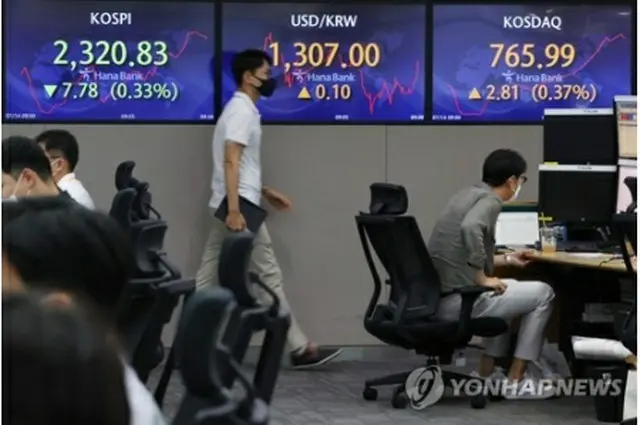 ハナ銀行本店のディーリングルームに株価と為替レートが表示されている＝１４日、ソウル（聯合ニュース）