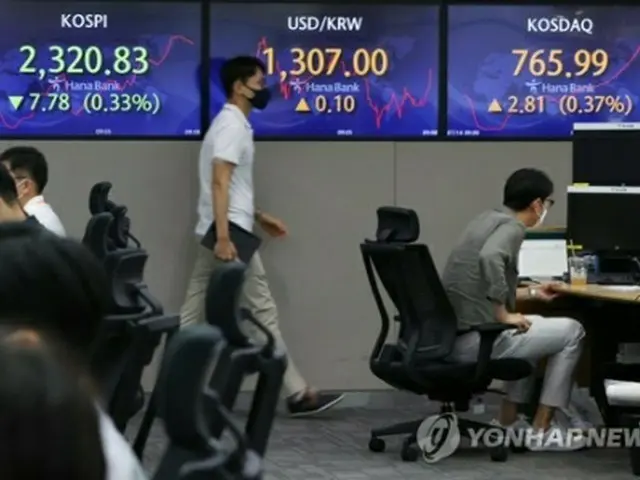 ハナ銀行本店のディーリングルームに株価と為替レートが表示されている＝１４日、ソウル（聯合ニュース）