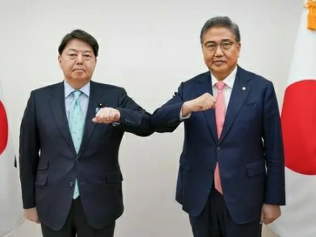 韓国の尹錫悦（ユン・ソクヨル）の就任式に出席するため訪韓した林氏（左）と肘を合わせてあいさつする朴氏（外交部提供）＝（聯合ニュース）≪転載・転用禁止≫
