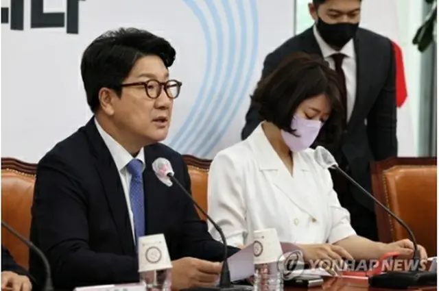 最高委員会で発言する権性東氏（国会写真記者団）＝１４日、ソウル（聯合ニュース）