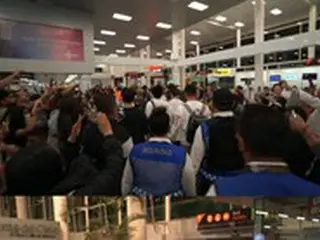 南米に到着した「T1419」、出迎えのファン殺到で「空港まひ」