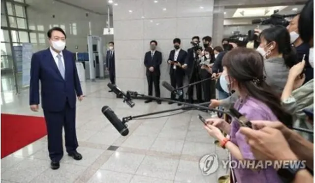 大統領室庁舎に出勤し、記者団の質問に答える尹大統領（大統領室通信写真記者団）＝（聯合ニュース）