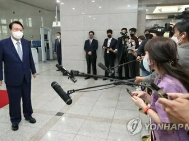 大統領室庁舎に出勤し、記者団の質問に答える尹大統領（大統領室通信写真記者団）＝（聯合ニュース）