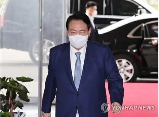 大統領室庁舎に入る尹大統領＝15日、ソウル（聯合ニュース）